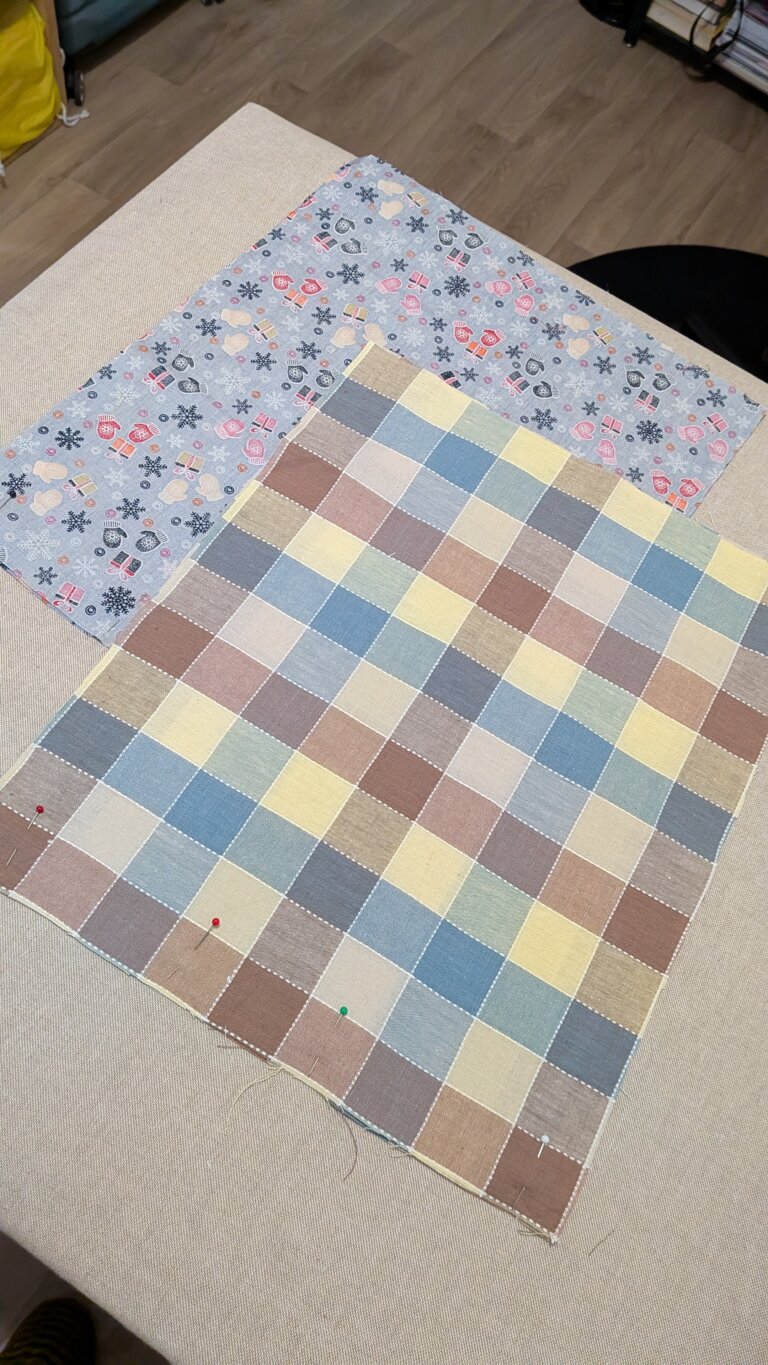 Sac à Coulisse avec Doublure – Pas à Pas, saruimagine, d'y sac à vrac, sac à vrac doublé, sac cadeau, dit sac cadeau, Tissu extérieur et doublure prêts à coudre, couture du bas du sac à coulisse, repassage des côtés pour créer des plis, tracé des lignes de coulisse avec stylo thermosensible, couture des côtés en laissant l’espace pour le cordon, assemblage du tissu extérieur et de la doublure, couture de la bouche du sac en laissant une ouverture, retournement du sac sur l’endroit, surpiqûre des lignes de coulisse pour le cordon, insertion des cordons dans la coulisse, sac à coulisse doublé terminé, utilisation du sac pour rangement ou cadeau, sac en tissu contrasté extérieur et intérieur