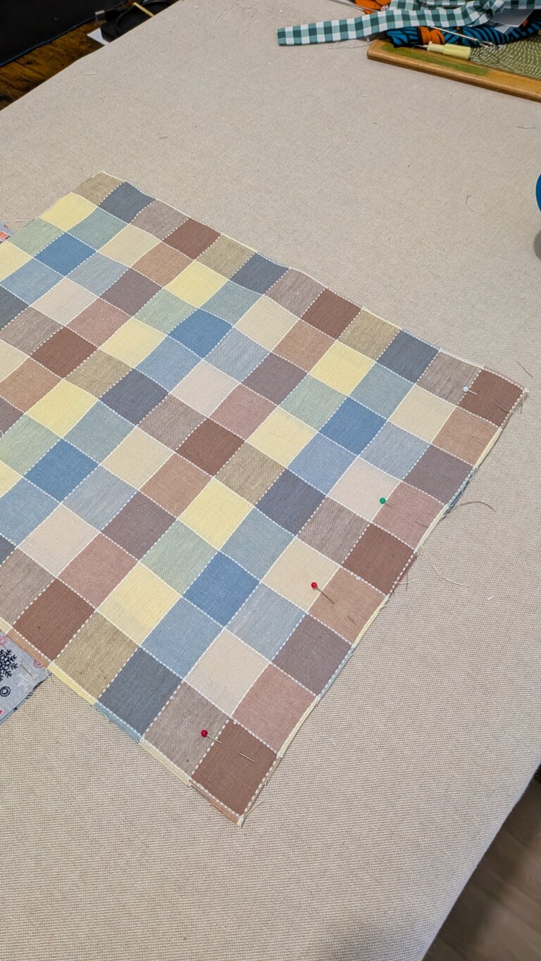 Sac à Coulisse avec Doublure – Pas à Pas, saruimagine, d'y sac à vrac, sac à vrac doublé, sac cadeau, dit sac cadeau, Tissu extérieur et doublure prêts à coudre, couture du bas du sac à coulisse, repassage des côtés pour créer des plis, tracé des lignes de coulisse avec stylo thermosensible, couture des côtés en laissant l’espace pour le cordon, assemblage du tissu extérieur et de la doublure, couture de la bouche du sac en laissant une ouverture, retournement du sac sur l’endroit, surpiqûre des lignes de coulisse pour le cordon, insertion des cordons dans la coulisse, sac à coulisse doublé terminé, utilisation du sac pour rangement ou cadeau, sac en tissu contrasté extérieur et intérieur