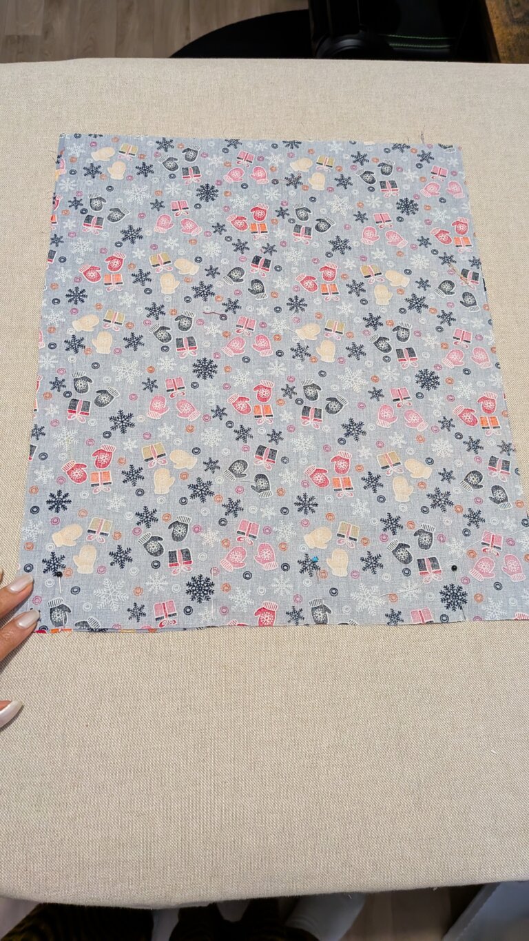 Sac à Coulisse avec Doublure – Pas à Pas, saruimagine, d'y sac à vrac, sac à vrac doublé, sac cadeau, dit sac cadeau, Tissu extérieur et doublure prêts à coudre, couture du bas du sac à coulisse, repassage des côtés pour créer des plis, tracé des lignes de coulisse avec stylo thermosensible, couture des côtés en laissant l’espace pour le cordon, assemblage du tissu extérieur et de la doublure, couture de la bouche du sac en laissant une ouverture, retournement du sac sur l’endroit, surpiqûre des lignes de coulisse pour le cordon, insertion des cordons dans la coulisse, sac à coulisse doublé terminé, utilisation du sac pour rangement ou cadeau, sac en tissu contrasté extérieur et intérieur