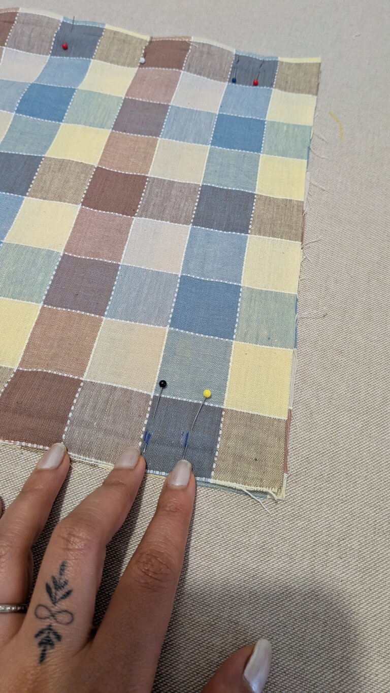 Sac à Coulisse avec Doublure – Pas à Pas, saruimagine, d'y sac à vrac, sac à vrac doublé, sac cadeau, dit sac cadeau, Tissu extérieur et doublure prêts à coudre, couture du bas du sac à coulisse, repassage des côtés pour créer des plis, tracé des lignes de coulisse avec stylo thermosensible, couture des côtés en laissant l’espace pour le cordon, assemblage du tissu extérieur et de la doublure, couture de la bouche du sac en laissant une ouverture, retournement du sac sur l’endroit, surpiqûre des lignes de coulisse pour le cordon, insertion des cordons dans la coulisse, sac à coulisse doublé terminé, utilisation du sac pour rangement ou cadeau, sac en tissu contrasté extérieur et intérieur