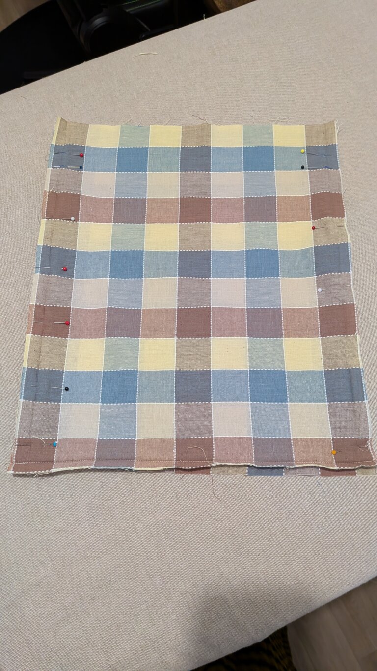 Sac à Coulisse avec Doublure – Pas à Pas, saruimagine, d'y sac à vrac, sac à vrac doublé, sac cadeau, dit sac cadeau, Tissu extérieur et doublure prêts à coudre, couture du bas du sac à coulisse, repassage des côtés pour créer des plis, tracé des lignes de coulisse avec stylo thermosensible, couture des côtés en laissant l’espace pour le cordon, assemblage du tissu extérieur et de la doublure, couture de la bouche du sac en laissant une ouverture, retournement du sac sur l’endroit, surpiqûre des lignes de coulisse pour le cordon, insertion des cordons dans la coulisse, sac à coulisse doublé terminé, utilisation du sac pour rangement ou cadeau, sac en tissu contrasté extérieur et intérieur