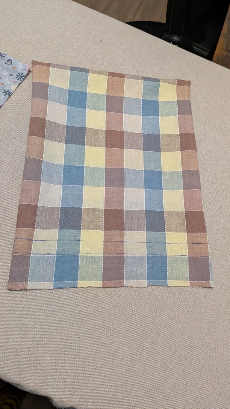 Sac à Coulisse avec Doublure – Pas à Pas, saruimagine, d'y sac à vrac, sac à vrac doublé, sac cadeau, dit sac cadeau, Tissu extérieur et doublure prêts à coudre, couture du bas du sac à coulisse, repassage des côtés pour créer des plis, tracé des lignes de coulisse avec stylo thermosensible, couture des côtés en laissant l’espace pour le cordon, assemblage du tissu extérieur et de la doublure, couture de la bouche du sac en laissant une ouverture, retournement du sac sur l’endroit, surpiqûre des lignes de coulisse pour le cordon, insertion des cordons dans la coulisse, sac à coulisse doublé terminé, utilisation du sac pour rangement ou cadeau, sac en tissu contrasté extérieur et intérieur