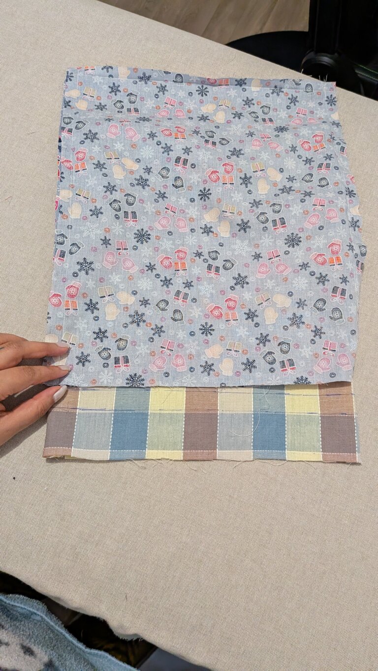 Sac à Coulisse avec Doublure – Pas à Pas, saruimagine, d'y sac à vrac, sac à vrac doublé, sac cadeau, dit sac cadeau, Tissu extérieur et doublure prêts à coudre, couture du bas du sac à coulisse, repassage des côtés pour créer des plis, tracé des lignes de coulisse avec stylo thermosensible, couture des côtés en laissant l’espace pour le cordon, assemblage du tissu extérieur et de la doublure, couture de la bouche du sac en laissant une ouverture, retournement du sac sur l’endroit, surpiqûre des lignes de coulisse pour le cordon, insertion des cordons dans la coulisse, sac à coulisse doublé terminé, utilisation du sac pour rangement ou cadeau, sac en tissu contrasté extérieur et intérieur