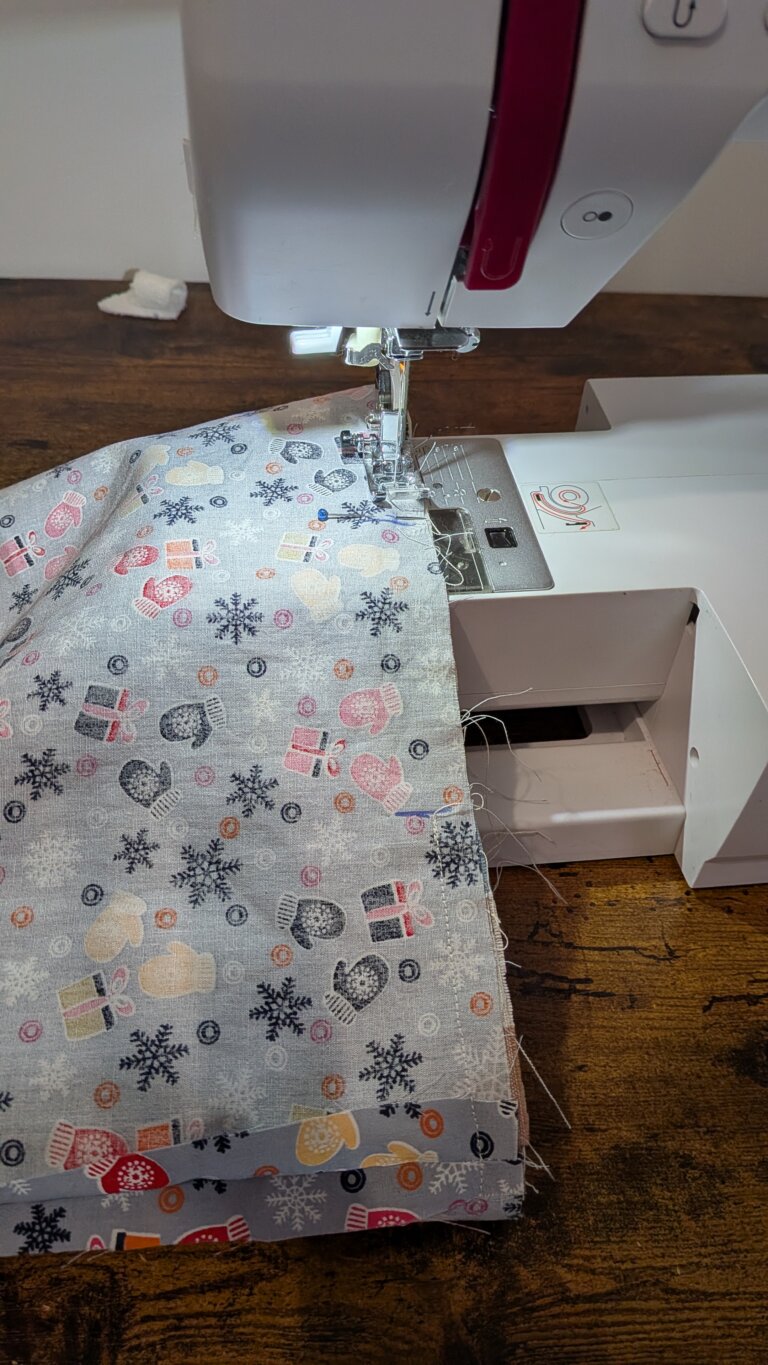 Sac à Coulisse avec Doublure – Pas à Pas, saruimagine, d'y sac à vrac, sac à vrac doublé, sac cadeau, dit sac cadeau, Tissu extérieur et doublure prêts à coudre, couture du bas du sac à coulisse, repassage des côtés pour créer des plis, tracé des lignes de coulisse avec stylo thermosensible, couture des côtés en laissant l’espace pour le cordon, assemblage du tissu extérieur et de la doublure, couture de la bouche du sac en laissant une ouverture, retournement du sac sur l’endroit, surpiqûre des lignes de coulisse pour le cordon, insertion des cordons dans la coulisse, sac à coulisse doublé terminé, utilisation du sac pour rangement ou cadeau, sac en tissu contrasté extérieur et intérieur