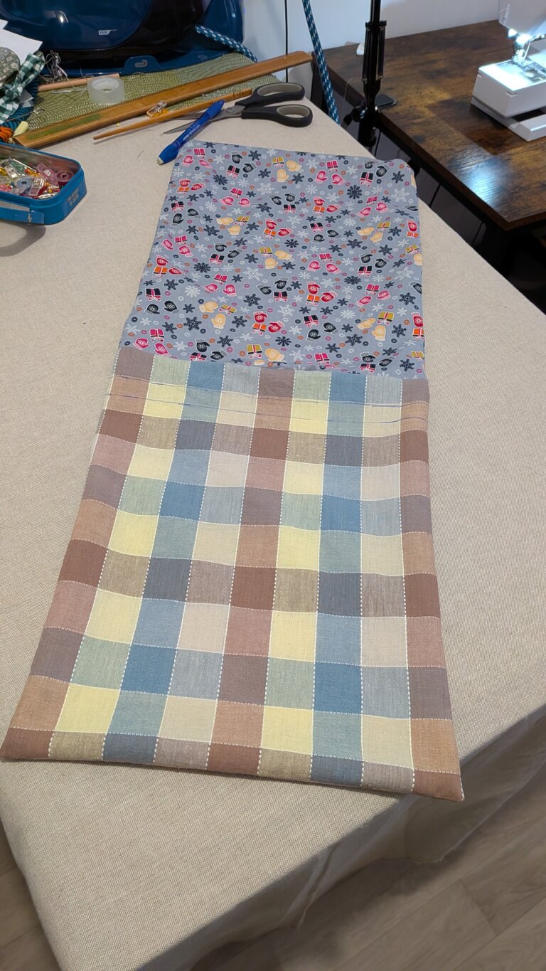 Sac à Coulisse avec Doublure – Pas à Pas, saruimagine, d'y sac à vrac, sac à vrac doublé, sac cadeau, dit sac cadeau, Tissu extérieur et doublure prêts à coudre, couture du bas du sac à coulisse, repassage des côtés pour créer des plis, tracé des lignes de coulisse avec stylo thermosensible, couture des côtés en laissant l’espace pour le cordon, assemblage du tissu extérieur et de la doublure, couture de la bouche du sac en laissant une ouverture, retournement du sac sur l’endroit, surpiqûre des lignes de coulisse pour le cordon, insertion des cordons dans la coulisse, sac à coulisse doublé terminé, utilisation du sac pour rangement ou cadeau, sac en tissu contrasté extérieur et intérieur