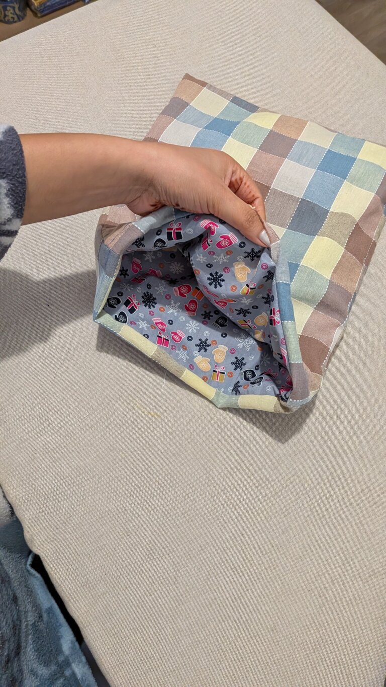 Sac à Coulisse avec Doublure – Pas à Pas, saruimagine, d'y sac à vrac, sac à vrac doublé, sac cadeau, dit sac cadeau, Tissu extérieur et doublure prêts à coudre, couture du bas du sac à coulisse, repassage des côtés pour créer des plis, tracé des lignes de coulisse avec stylo thermosensible, couture des côtés en laissant l’espace pour le cordon, assemblage du tissu extérieur et de la doublure, couture de la bouche du sac en laissant une ouverture, retournement du sac sur l’endroit, surpiqûre des lignes de coulisse pour le cordon, insertion des cordons dans la coulisse, sac à coulisse doublé terminé, utilisation du sac pour rangement ou cadeau, sac en tissu contrasté extérieur et intérieur