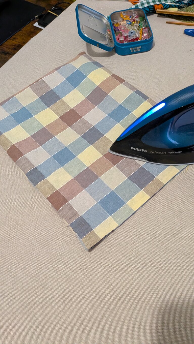 Sac à Coulisse avec Doublure – Pas à Pas, saruimagine, d'y sac à vrac, sac à vrac doublé, sac cadeau, dit sac cadeau, Tissu extérieur et doublure prêts à coudre, couture du bas du sac à coulisse, repassage des côtés pour créer des plis, tracé des lignes de coulisse avec stylo thermosensible, couture des côtés en laissant l’espace pour le cordon, assemblage du tissu extérieur et de la doublure, couture de la bouche du sac en laissant une ouverture, retournement du sac sur l’endroit, surpiqûre des lignes de coulisse pour le cordon, insertion des cordons dans la coulisse, sac à coulisse doublé terminé, utilisation du sac pour rangement ou cadeau, sac en tissu contrasté extérieur et intérieur