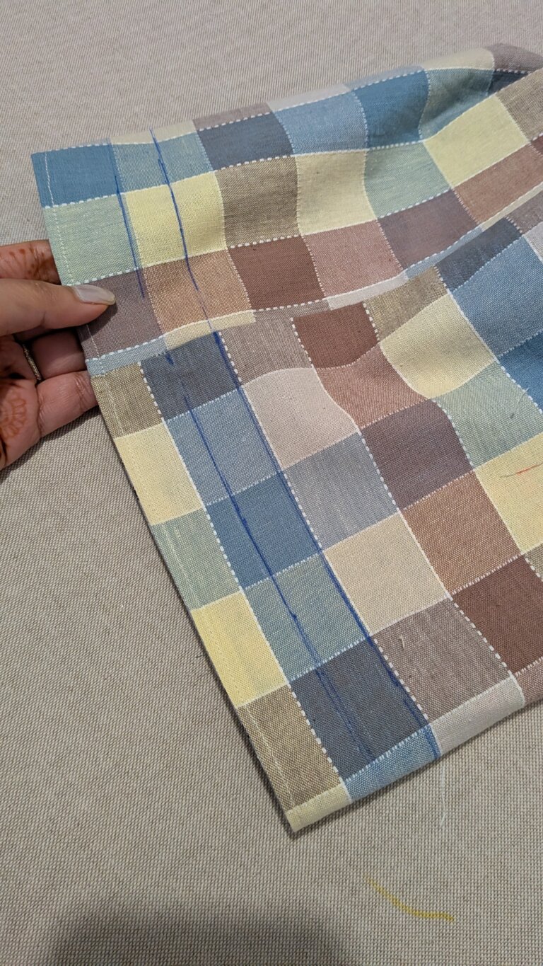 Sac à Coulisse avec Doublure – Pas à Pas, saruimagine, d'y sac à vrac, sac à vrac doublé, sac cadeau, dit sac cadeau, Tissu extérieur et doublure prêts à coudre, couture du bas du sac à coulisse, repassage des côtés pour créer des plis, tracé des lignes de coulisse avec stylo thermosensible, couture des côtés en laissant l’espace pour le cordon, assemblage du tissu extérieur et de la doublure, couture de la bouche du sac en laissant une ouverture, retournement du sac sur l’endroit, surpiqûre des lignes de coulisse pour le cordon, insertion des cordons dans la coulisse, sac à coulisse doublé terminé, utilisation du sac pour rangement ou cadeau, sac en tissu contrasté extérieur et intérieur