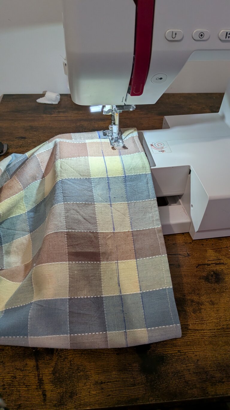 Sac à Coulisse avec Doublure – Pas à Pas, saruimagine, d'y sac à vrac, sac à vrac doublé, sac cadeau, dit sac cadeau, Tissu extérieur et doublure prêts à coudre, couture du bas du sac à coulisse, repassage des côtés pour créer des plis, tracé des lignes de coulisse avec stylo thermosensible, couture des côtés en laissant l’espace pour le cordon, assemblage du tissu extérieur et de la doublure, couture de la bouche du sac en laissant une ouverture, retournement du sac sur l’endroit, surpiqûre des lignes de coulisse pour le cordon, insertion des cordons dans la coulisse, sac à coulisse doublé terminé, utilisation du sac pour rangement ou cadeau, sac en tissu contrasté extérieur et intérieur