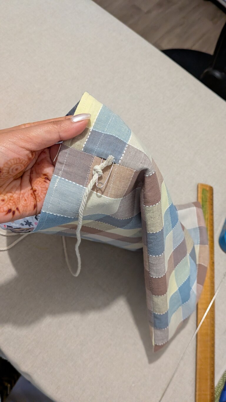 Sac à Coulisse avec Doublure – Pas à Pas, saruimagine, d'y sac à vrac, sac à vrac doublé, sac cadeau, dit sac cadeau, Tissu extérieur et doublure prêts à coudre, couture du bas du sac à coulisse, repassage des côtés pour créer des plis, tracé des lignes de coulisse avec stylo thermosensible, couture des côtés en laissant l’espace pour le cordon, assemblage du tissu extérieur et de la doublure, couture de la bouche du sac en laissant une ouverture, retournement du sac sur l’endroit, surpiqûre des lignes de coulisse pour le cordon, insertion des cordons dans la coulisse, sac à coulisse doublé terminé, utilisation du sac pour rangement ou cadeau, sac en tissu contrasté extérieur et intérieur