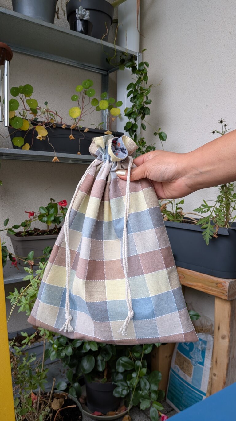 Sac à Coulisse avec Doublure – Pas à Pas, saruimagine, d'y sac à vrac, sac à vrac doublé, sac cadeau, dit sac cadeau, Tissu extérieur et doublure prêts à coudre, couture du bas du sac à coulisse, repassage des côtés pour créer des plis, tracé des lignes de coulisse avec stylo thermosensible, couture des côtés en laissant l’espace pour le cordon, assemblage du tissu extérieur et de la doublure, couture de la bouche du sac en laissant une ouverture, retournement du sac sur l’endroit, surpiqûre des lignes de coulisse pour le cordon, insertion des cordons dans la coulisse, sac à coulisse doublé terminé, utilisation du sac pour rangement ou cadeau, sac en tissu contrasté extérieur et intérieur