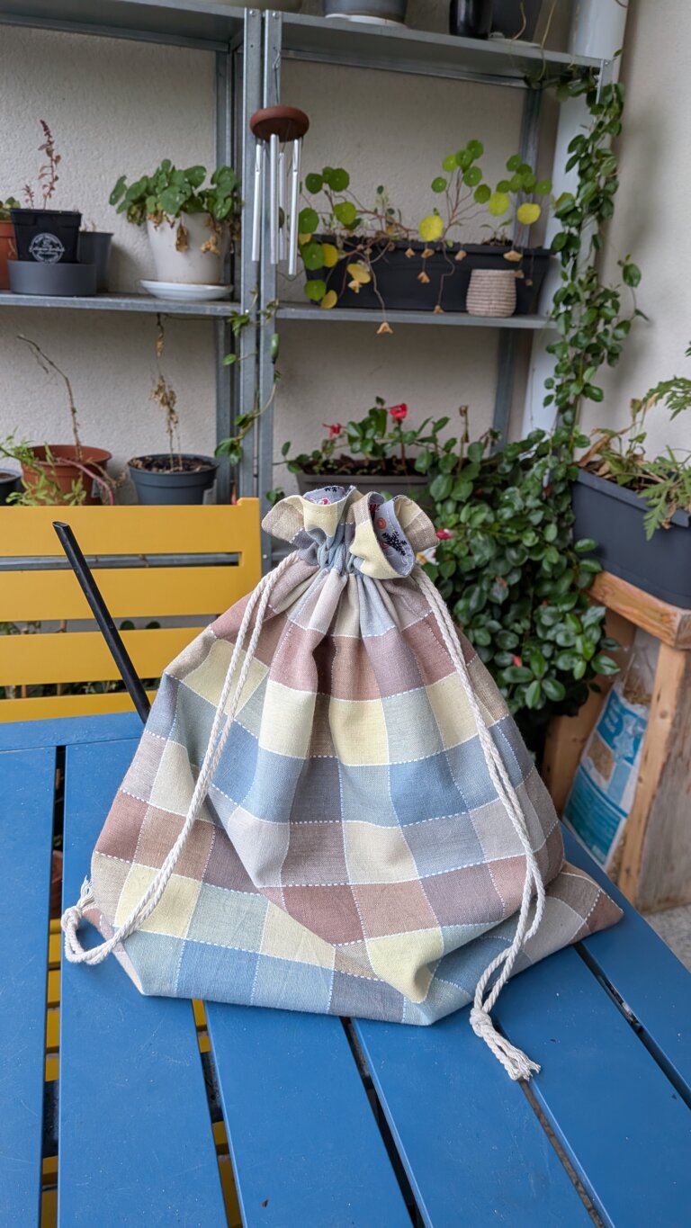 Sac à Coulisse avec Doublure – Pas à Pas, saruimagine, d'y sac à vrac, sac à vrac doublé, sac cadeau, dit sac cadeau, Tissu extérieur et doublure prêts à coudre, couture du bas du sac à coulisse, repassage des côtés pour créer des plis, tracé des lignes de coulisse avec stylo thermosensible, couture des côtés en laissant l’espace pour le cordon, assemblage du tissu extérieur et de la doublure, couture de la bouche du sac en laissant une ouverture, retournement du sac sur l’endroit, surpiqûre des lignes de coulisse pour le cordon, insertion des cordons dans la coulisse, sac à coulisse doublé terminé, utilisation du sac pour rangement ou cadeau, sac en tissu contrasté extérieur et intérieur