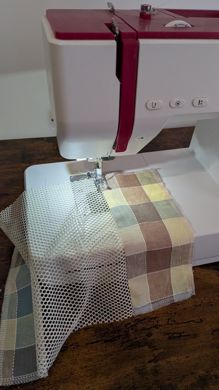 Sac à vrac en filet : le tutoriel débutant parfait pour un sac écologique, pratique et polyvalent, saruimagine, diy Christmas gift, idée cadeau noel, idée cadeau écologique, diy gifts, diy, blog tuto sac à vrac , sac à vrac en filet fait main, tutoriel couture débutant, sac écologique réutilisable, sac pour fruits et légumes, couture coton et filet, projet DIY facile, sac léger et pratique, idée cadeau Noël, zone du cordon renforcée, couture solide, pochette pratique pour courses et voyage