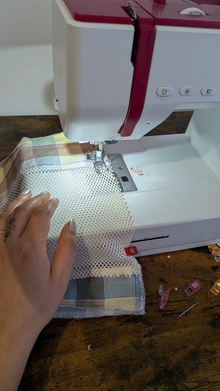 Sac à vrac en filet : le tutoriel débutant parfait pour un sac écologique, pratique et polyvalent, saruimagine, diy Christmas gift, idée cadeau noel, idée cadeau écologique, diy gifts, diy, blog tuto sac à vrac , sac à vrac en filet fait main, tutoriel couture débutant, sac écologique réutilisable, sac pour fruits et légumes, couture coton et filet, projet DIY facile, sac léger et pratique, idée cadeau Noël, zone du cordon renforcée, couture solide, pochette pratique pour courses et voyage