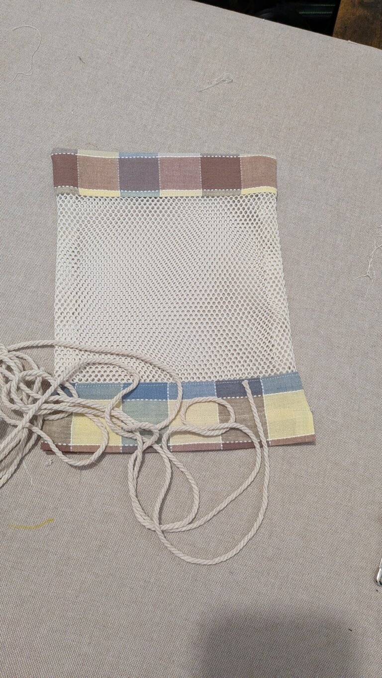 Sac à vrac en filet : le tutoriel débutant parfait pour un sac écologique, pratique et polyvalent, saruimagine, diy Christmas gift, idée cadeau noel, idée cadeau écologique, diy gifts, diy, blog tuto sac à vrac , sac à vrac en filet fait main, tutoriel couture débutant, sac écologique réutilisable, sac pour fruits et légumes, couture coton et filet, projet DIY facile, sac léger et pratique, idée cadeau Noël, zone du cordon renforcée, couture solide, pochette pratique pour courses et voyage