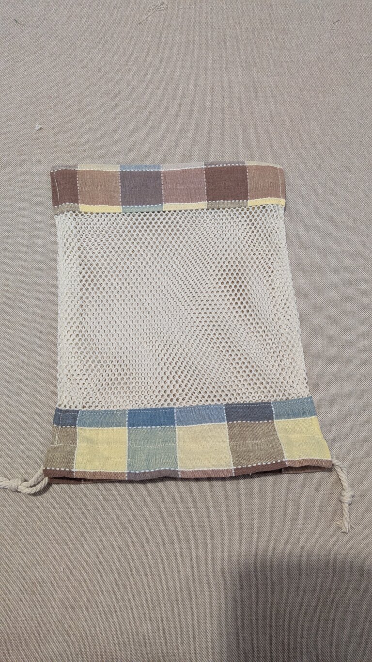 Sac à vrac en filet : le tutoriel débutant parfait pour un sac écologique, pratique et polyvalent, saruimagine, diy Christmas gift, idée cadeau noel, idée cadeau écologique, diy gifts, diy, blog tuto sac à vrac , sac à vrac en filet fait main, tutoriel couture débutant, sac écologique réutilisable, sac pour fruits et légumes, couture coton et filet, projet DIY facile, sac léger et pratique, idée cadeau Noël, zone du cordon renforcée, couture solide, pochette pratique pour courses et voyage
