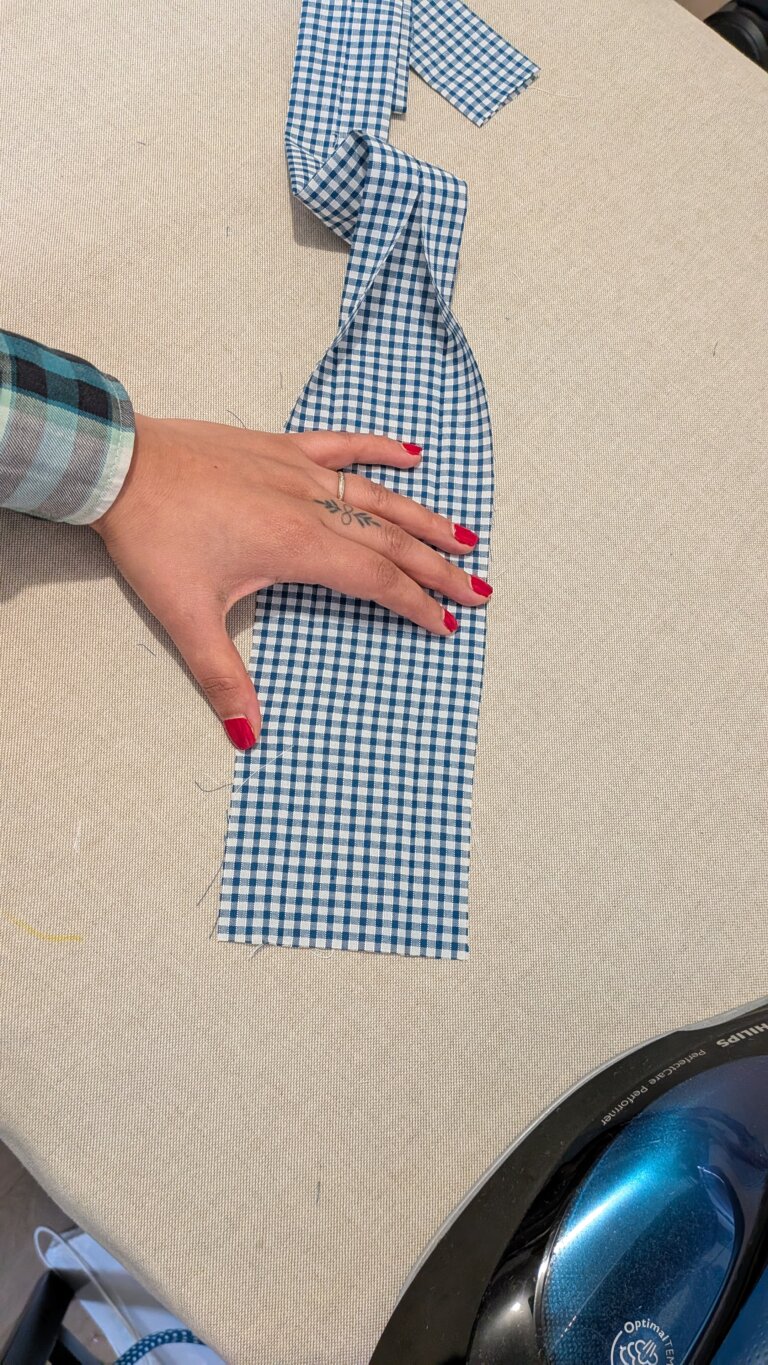 Comment coudre un tour de cou : tutoriel simple et rapide, saruimagine, lanyard, porte badge, porte clef, dim, projets dim, tour de coup porte badge, couture, blog couture, idée cadeau Noël, projets de couture, tuto couture facile et rapide