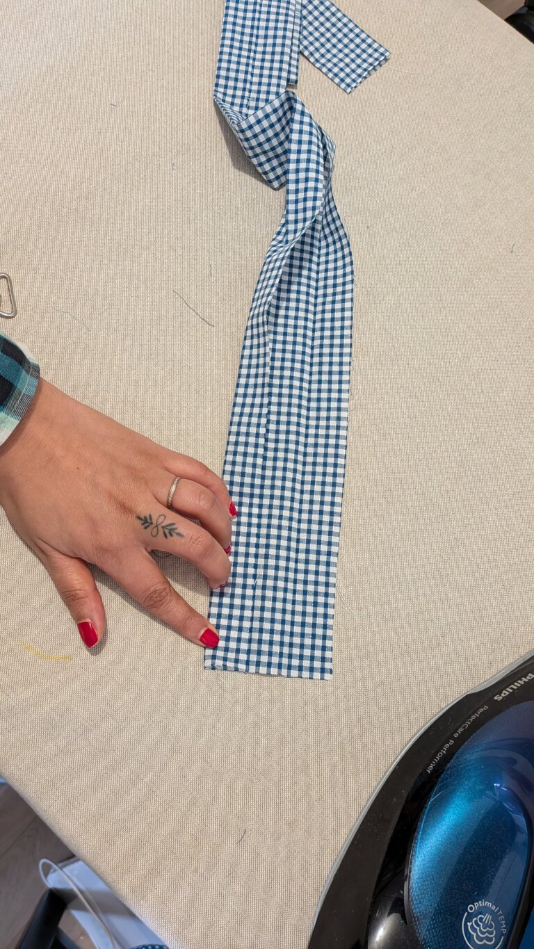 Comment coudre un tour de cou : tutoriel simple et rapide, saruimagine, lanyard, porte badge, porte clef, dim, projets dim, tour de coup porte badge, couture, blog couture, idée cadeau Noël, projets de couture, tuto couture facile et rapide