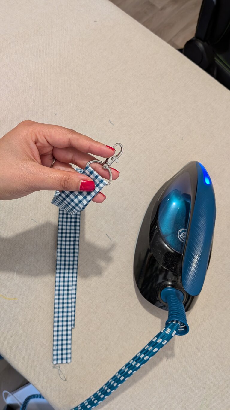 Comment coudre un tour de cou : tutoriel simple et rapide, saruimagine, lanyard, porte badge, porte clef, dim, projets dim, tour de coup porte badge, couture, blog couture, idée cadeau Noël, projets de couture, tuto couture facile et rapide