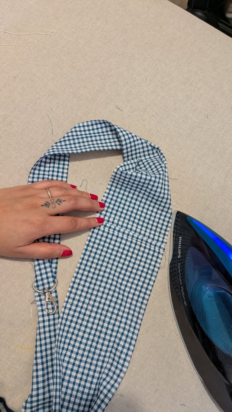 Comment coudre un tour de cou : tutoriel simple et rapide, saruimagine, lanyard, porte badge, porte clef, dim, projets dim, tour de coup porte badge, couture, blog couture, idée cadeau Noël, projets de couture, tuto couture facile et rapide