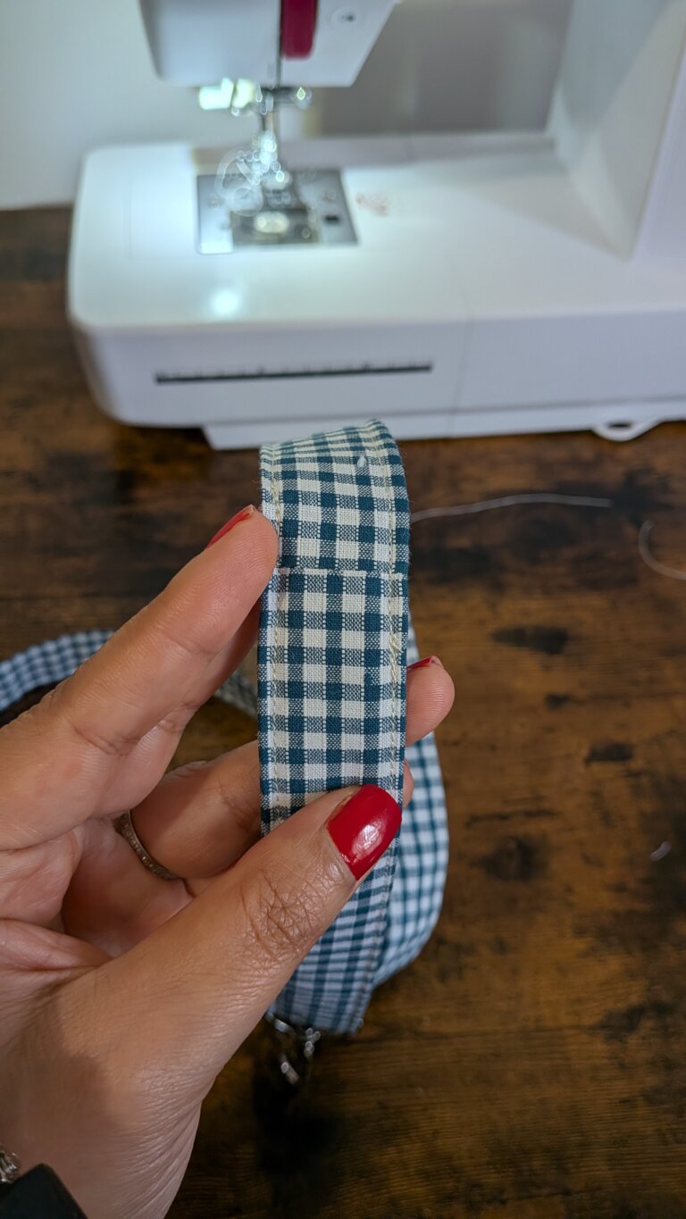 Comment coudre un tour de cou : tutoriel simple et rapide, saruimagine, lanyard, porte badge, porte clef, dim, projets dim, tour de coup porte badge, couture, blog couture, idée cadeau Noël, projets de couture, tuto couture facile et rapide