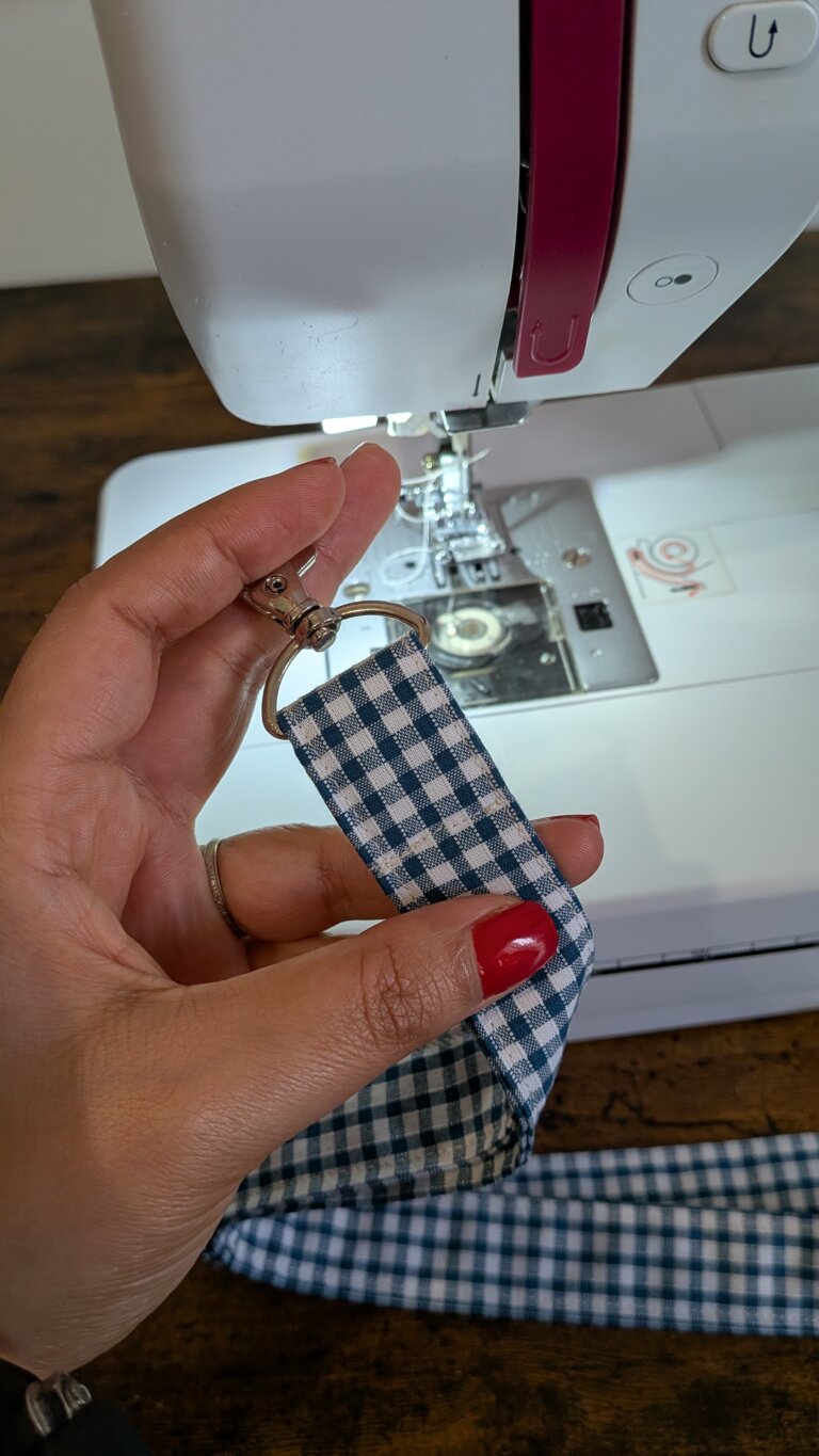 Comment coudre un tour de cou : tutoriel simple et rapide, saruimagine, lanyard, porte badge, porte clef, dim, projets dim, tour de coup porte badge, couture, blog couture, idée cadeau Noël, projets de couture, tuto couture facile et rapide