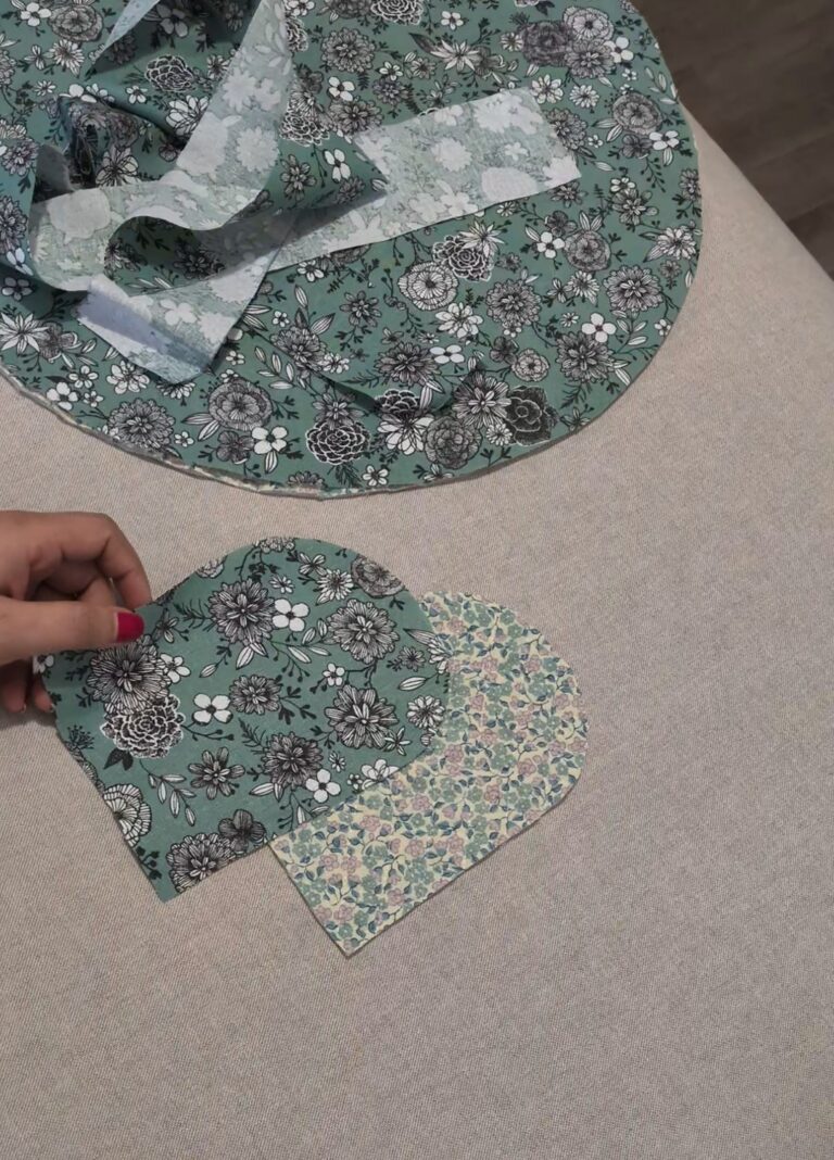 Coudre une trousse de maquillage ronde à cordon avec rabat, Trousse de maquillage ronde à cordon, trousse ronde fermée par un rabat, trousse matelassée pour maquillage, trousse de rangement compacte et pratique, trousse artisanale en coton, trousse de maquillage avec cordon ajustable, trousse élégante et portable, trousse de voyage pour cosmétiques, trousse DIY finie, trousse circulaire avec fermeture scratch, saruimagine, blog couture