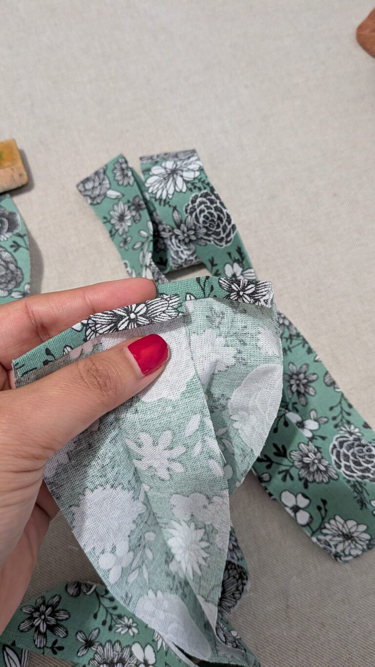 Coudre une trousse de maquillage ronde à cordon avec rabat, Trousse de maquillage ronde à cordon, trousse ronde fermée par un rabat, trousse matelassée pour maquillage, trousse de rangement compacte et pratique, trousse artisanale en coton, trousse de maquillage avec cordon ajustable, trousse élégante et portable, trousse de voyage pour cosmétiques, trousse DIY finie, trousse circulaire avec fermeture scratch, saruimagine, blog couture