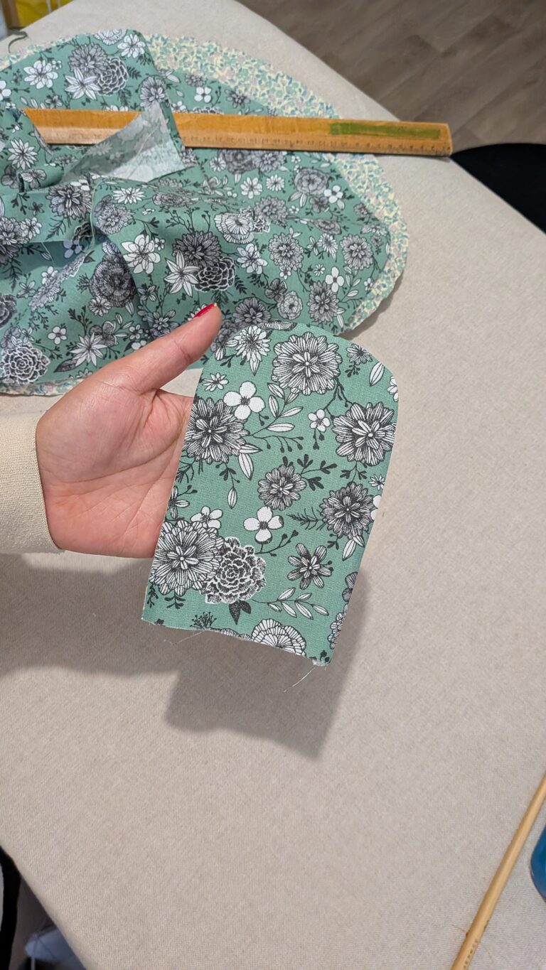 Coudre une trousse de maquillage ronde à cordon avec rabat, Trousse de maquillage ronde à cordon, trousse ronde fermée par un rabat, trousse matelassée pour maquillage, trousse de rangement compacte et pratique, trousse artisanale en coton, trousse de maquillage avec cordon ajustable, trousse élégante et portable, trousse de voyage pour cosmétiques, trousse DIY finie, trousse circulaire avec fermeture scratch, saruimagine, blog couture