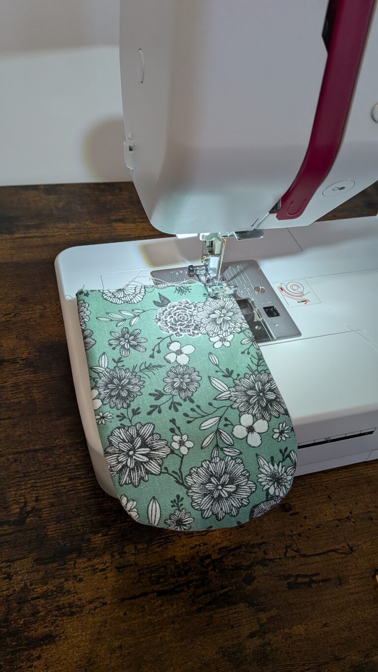 Coudre une trousse de maquillage ronde à cordon avec rabat, Trousse de maquillage ronde à cordon, trousse ronde fermée par un rabat, trousse matelassée pour maquillage, trousse de rangement compacte et pratique, trousse artisanale en coton, trousse de maquillage avec cordon ajustable, trousse élégante et portable, trousse de voyage pour cosmétiques, trousse DIY finie, trousse circulaire avec fermeture scratch, saruimagine, blog couture