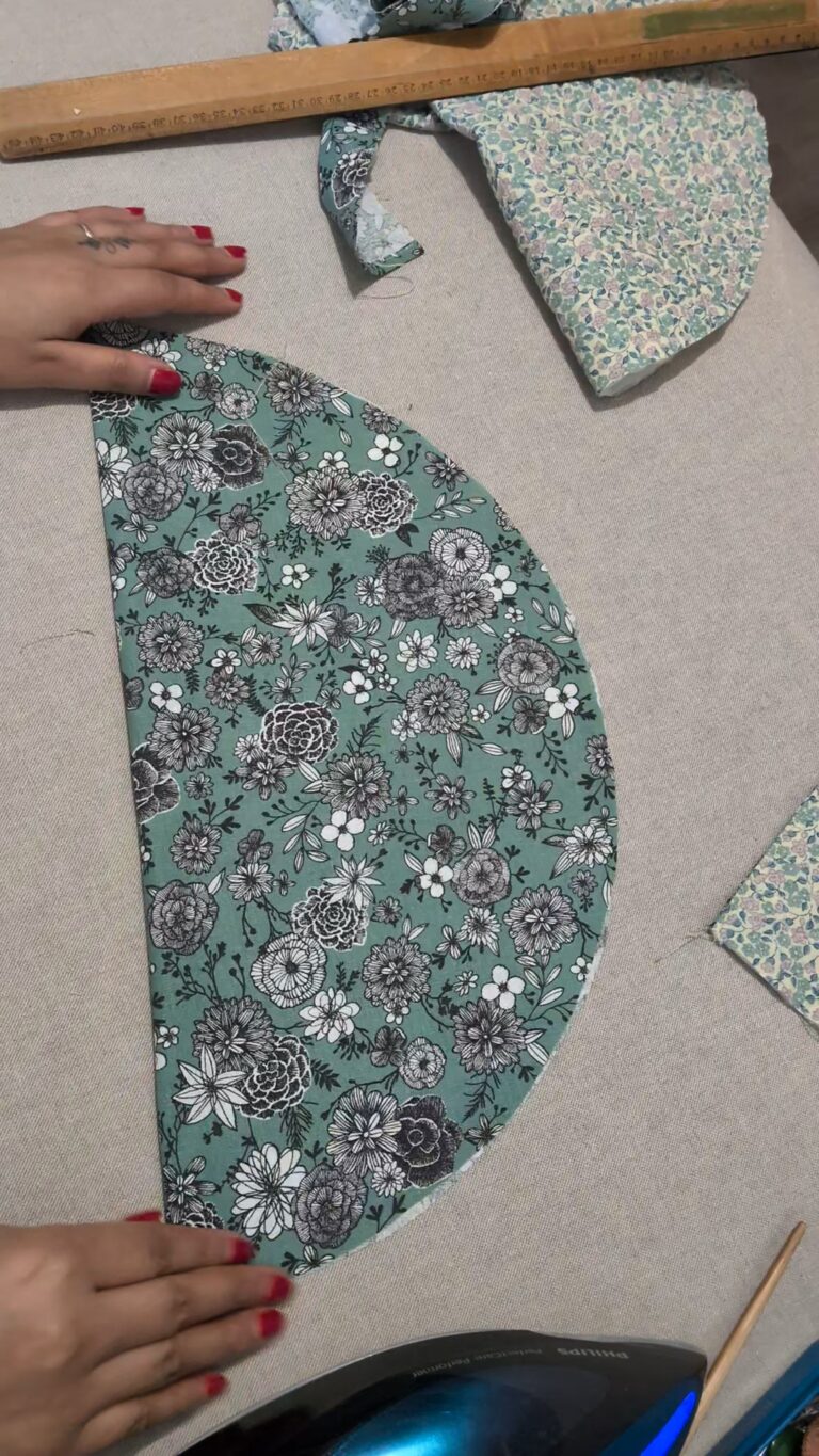 Coudre une trousse de maquillage ronde à cordon avec rabat, Trousse de maquillage ronde à cordon, trousse ronde fermée par un rabat, trousse matelassée pour maquillage, trousse de rangement compacte et pratique, trousse artisanale en coton, trousse de maquillage avec cordon ajustable, trousse élégante et portable, trousse de voyage pour cosmétiques, trousse DIY finie, trousse circulaire avec fermeture scratch, saruimagine, blog couture