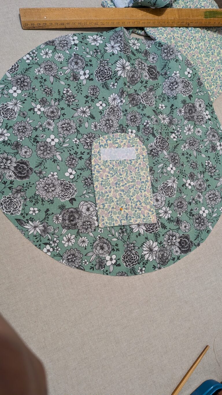 Coudre une trousse de maquillage ronde à cordon avec rabat, Trousse de maquillage ronde à cordon, trousse ronde fermée par un rabat, trousse matelassée pour maquillage, trousse de rangement compacte et pratique, trousse artisanale en coton, trousse de maquillage avec cordon ajustable, trousse élégante et portable, trousse de voyage pour cosmétiques, trousse DIY finie, trousse circulaire avec fermeture scratch, saruimagine, blog couture