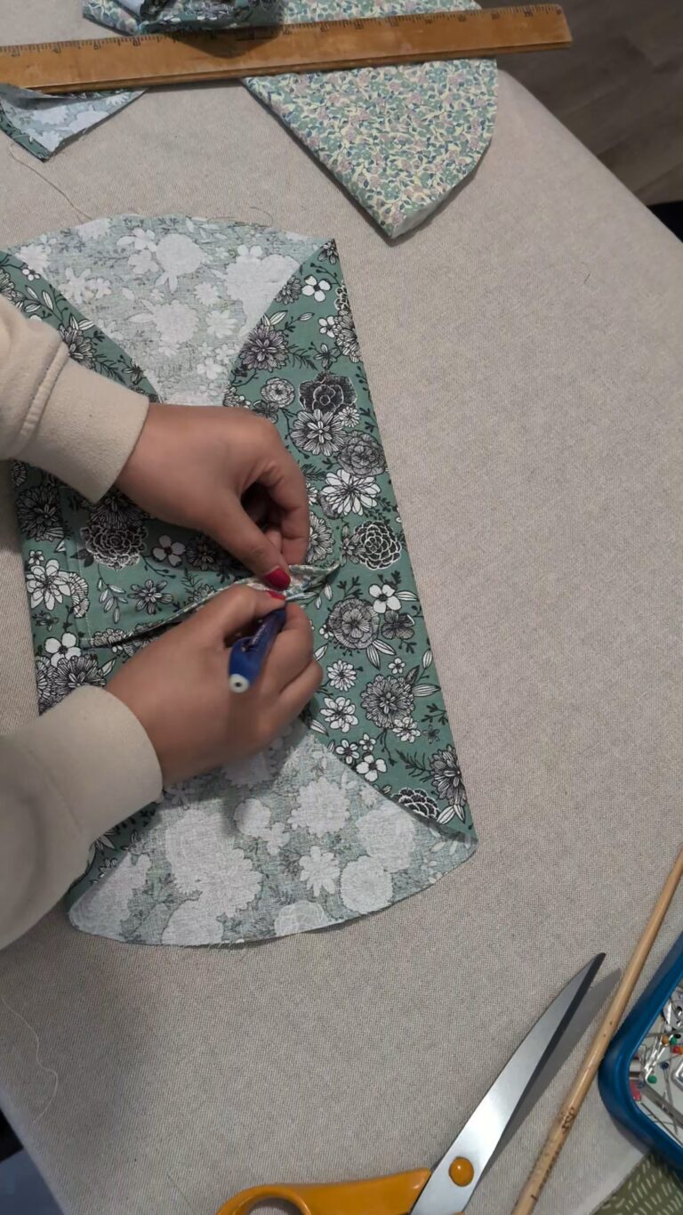 Coudre une trousse de maquillage ronde à cordon avec rabat, Trousse de maquillage ronde à cordon, trousse ronde fermée par un rabat, trousse matelassée pour maquillage, trousse de rangement compacte et pratique, trousse artisanale en coton, trousse de maquillage avec cordon ajustable, trousse élégante et portable, trousse de voyage pour cosmétiques, trousse DIY finie, trousse circulaire avec fermeture scratch, saruimagine, blog couture