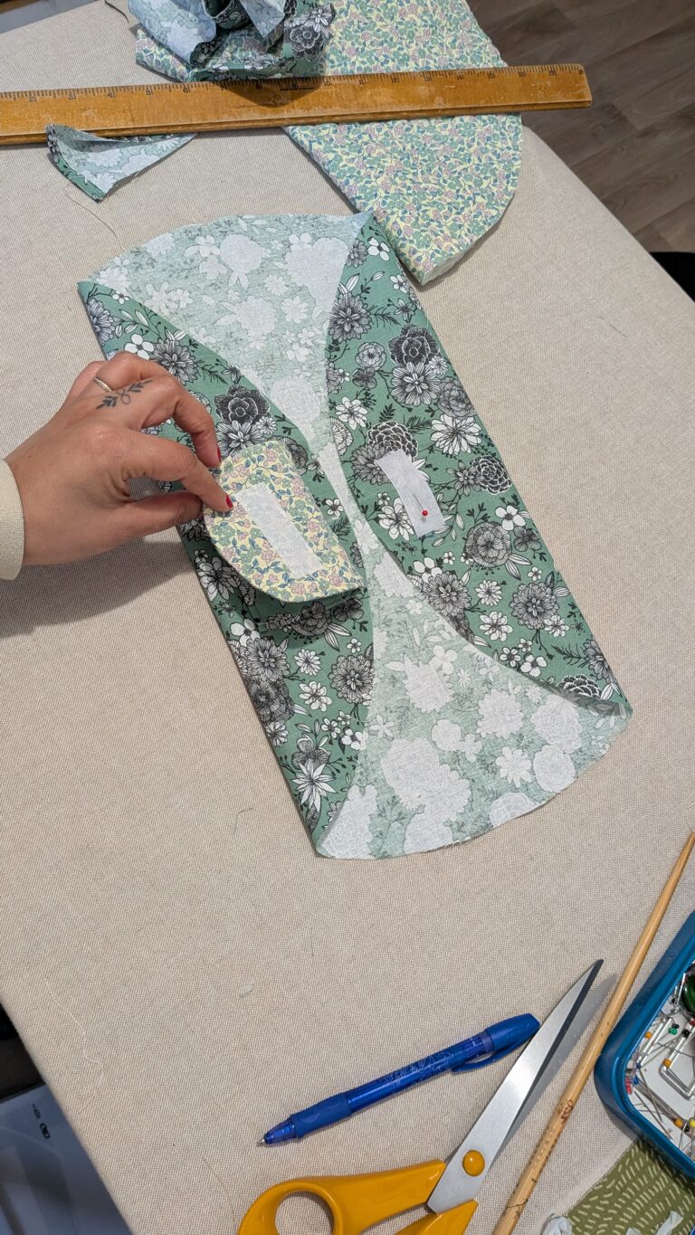 Coudre une trousse de maquillage ronde à cordon avec rabat, Trousse de maquillage ronde à cordon, trousse ronde fermée par un rabat, trousse matelassée pour maquillage, trousse de rangement compacte et pratique, trousse artisanale en coton, trousse de maquillage avec cordon ajustable, trousse élégante et portable, trousse de voyage pour cosmétiques, trousse DIY finie, trousse circulaire avec fermeture scratch, saruimagine, blog couture