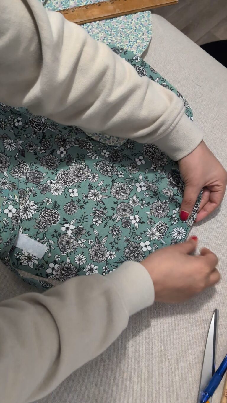 Coudre une trousse de maquillage ronde à cordon avec rabat, Trousse de maquillage ronde à cordon, trousse ronde fermée par un rabat, trousse matelassée pour maquillage, trousse de rangement compacte et pratique, trousse artisanale en coton, trousse de maquillage avec cordon ajustable, trousse élégante et portable, trousse de voyage pour cosmétiques, trousse DIY finie, trousse circulaire avec fermeture scratch, saruimagine, blog couture