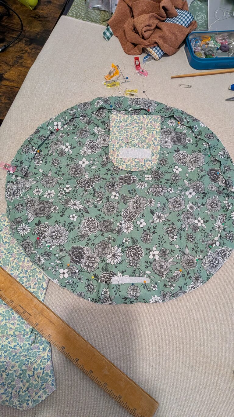 Coudre une trousse de maquillage ronde à cordon avec rabat, Trousse de maquillage ronde à cordon, trousse ronde fermée par un rabat, trousse matelassée pour maquillage, trousse de rangement compacte et pratique, trousse artisanale en coton, trousse de maquillage avec cordon ajustable, trousse élégante et portable, trousse de voyage pour cosmétiques, trousse DIY finie, trousse circulaire avec fermeture scratch, saruimagine, blog couture