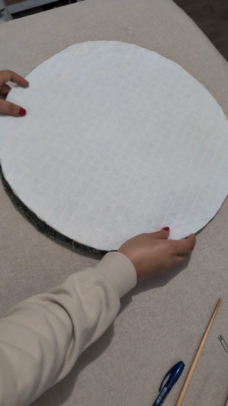 Coudre une trousse de maquillage ronde à cordon avec rabat, Trousse de maquillage ronde à cordon, trousse ronde fermée par un rabat, trousse matelassée pour maquillage, trousse de rangement compacte et pratique, trousse artisanale en coton, trousse de maquillage avec cordon ajustable, trousse élégante et portable, trousse de voyage pour cosmétiques, trousse DIY finie, trousse circulaire avec fermeture scratch, saruimagine, blog couture