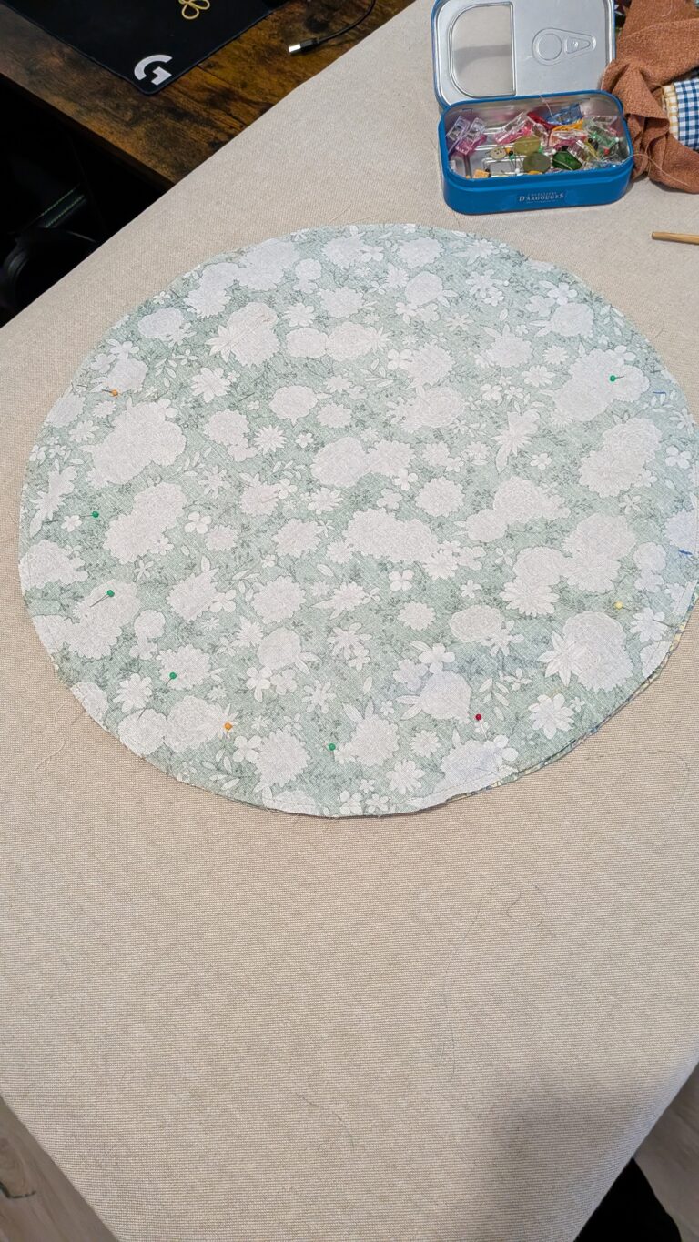 Coudre une trousse de maquillage ronde à cordon avec rabat, Trousse de maquillage ronde à cordon, trousse ronde fermée par un rabat, trousse matelassée pour maquillage, trousse de rangement compacte et pratique, trousse artisanale en coton, trousse de maquillage avec cordon ajustable, trousse élégante et portable, trousse de voyage pour cosmétiques, trousse DIY finie, trousse circulaire avec fermeture scratch, saruimagine, blog couture