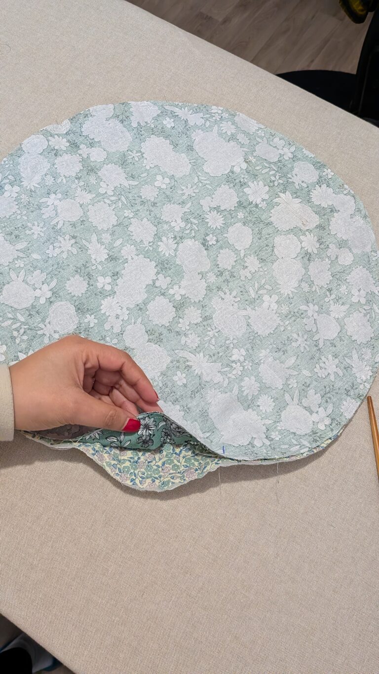 Coudre une trousse de maquillage ronde à cordon avec rabat, Trousse de maquillage ronde à cordon, trousse ronde fermée par un rabat, trousse matelassée pour maquillage, trousse de rangement compacte et pratique, trousse artisanale en coton, trousse de maquillage avec cordon ajustable, trousse élégante et portable, trousse de voyage pour cosmétiques, trousse DIY finie, trousse circulaire avec fermeture scratch, saruimagine, blog couture