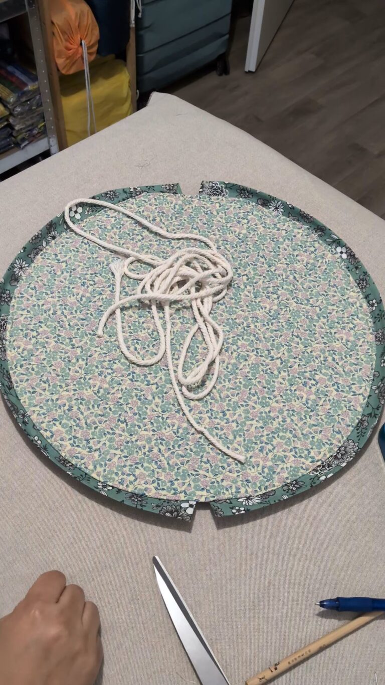 Coudre une trousse de maquillage ronde à cordon avec rabat, Trousse de maquillage ronde à cordon, trousse ronde fermée par un rabat, trousse matelassée pour maquillage, trousse de rangement compacte et pratique, trousse artisanale en coton, trousse de maquillage avec cordon ajustable, trousse élégante et portable, trousse de voyage pour cosmétiques, trousse DIY finie, trousse circulaire avec fermeture scratch, saruimagine, blog couture