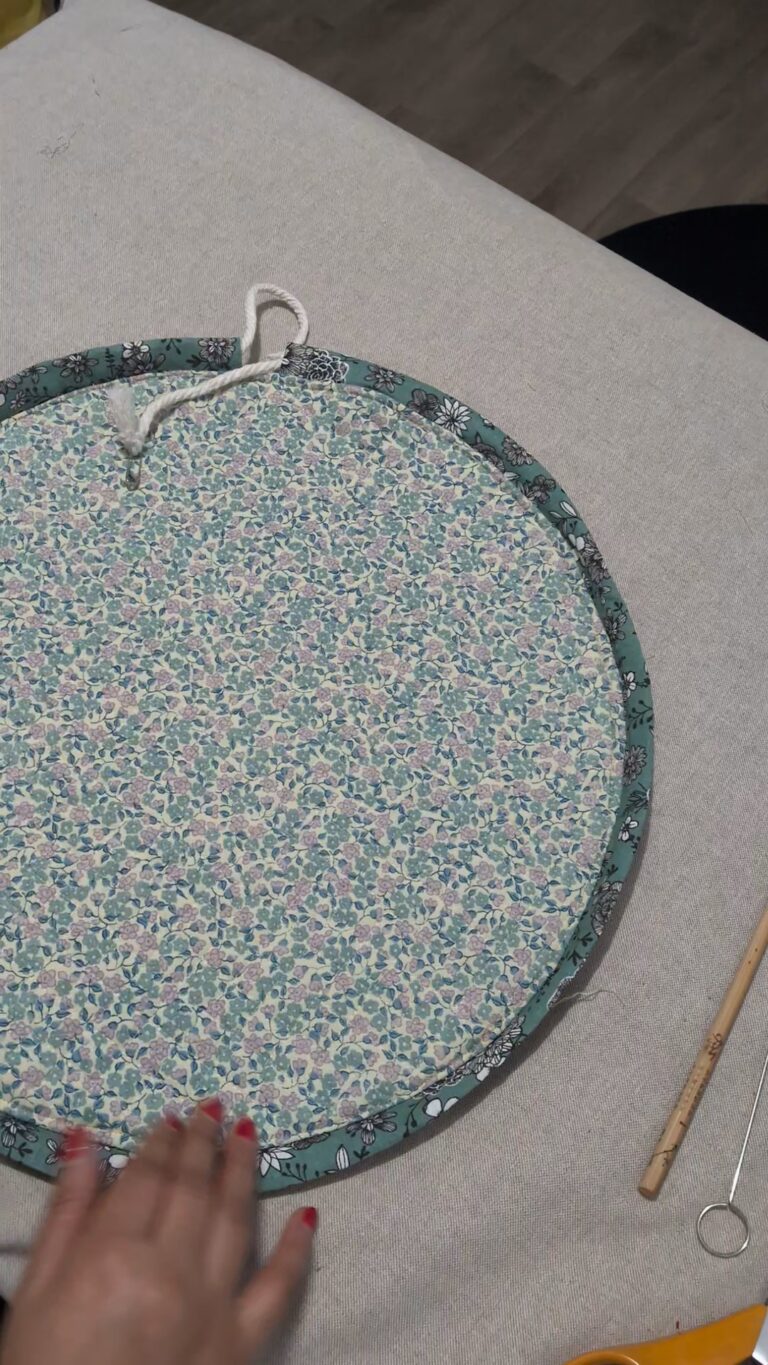 Coudre une trousse de maquillage ronde à cordon avec rabat, Trousse de maquillage ronde à cordon, trousse ronde fermée par un rabat, trousse matelassée pour maquillage, trousse de rangement compacte et pratique, trousse artisanale en coton, trousse de maquillage avec cordon ajustable, trousse élégante et portable, trousse de voyage pour cosmétiques, trousse DIY finie, trousse circulaire avec fermeture scratch, saruimagine, blog couture