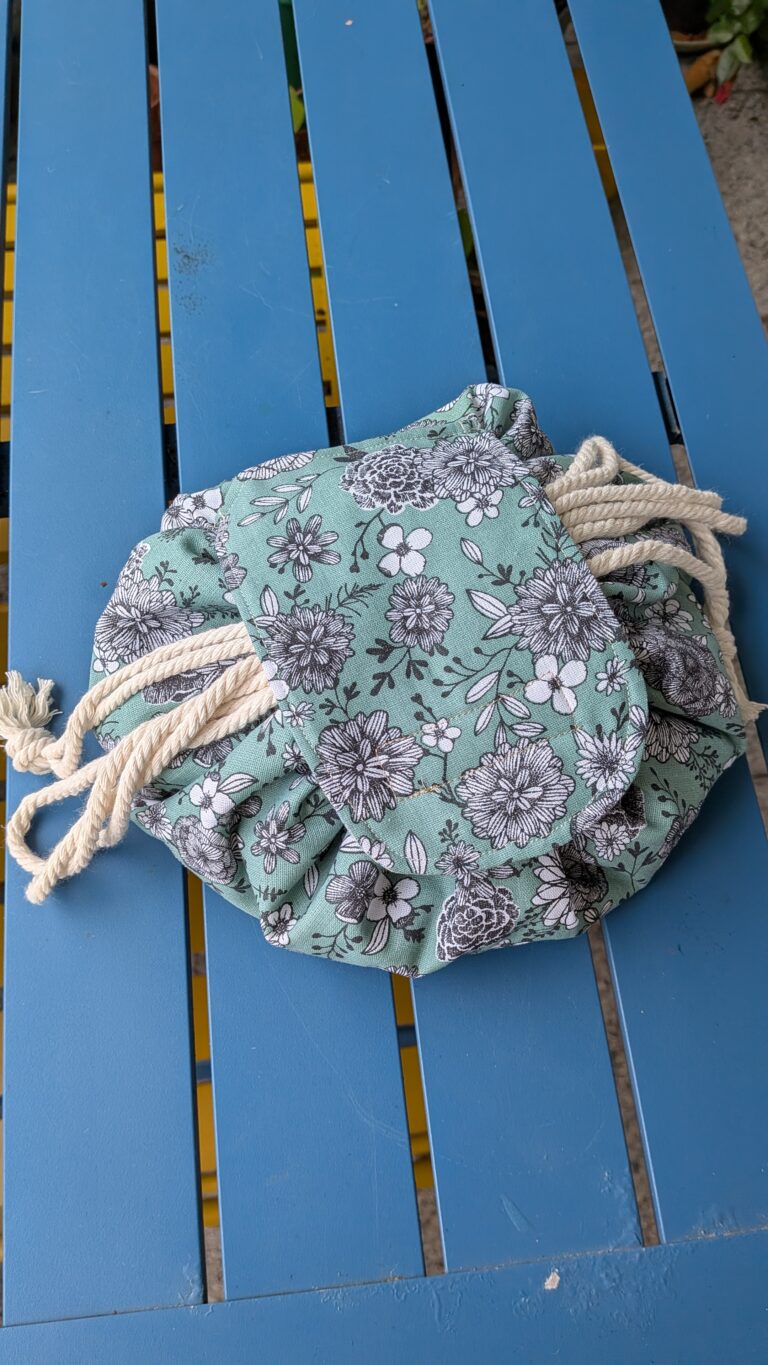 Coudre une trousse de maquillage ronde à cordon avec rabat, Trousse de maquillage ronde à cordon, trousse ronde fermée par un rabat, trousse matelassée pour maquillage, trousse de rangement compacte et pratique, trousse artisanale en coton, trousse de maquillage avec cordon ajustable, trousse élégante et portable, trousse de voyage pour cosmétiques, trousse DIY finie, trousse circulaire avec fermeture scratch, saruimagine, blog couture