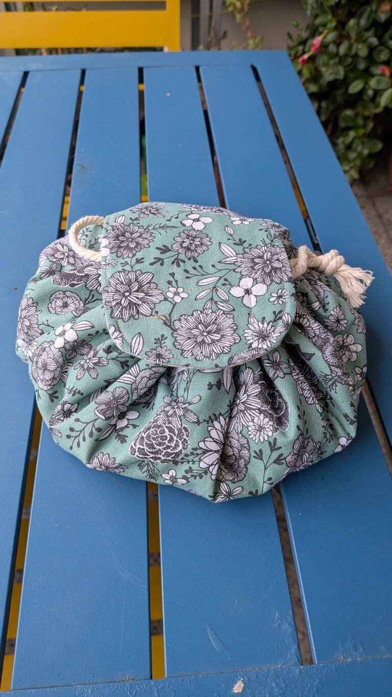 Coudre une trousse de maquillage ronde à cordon avec rabat, Trousse de maquillage ronde à cordon, trousse ronde fermée par un rabat, trousse matelassée pour maquillage, trousse de rangement compacte et pratique, trousse artisanale en coton, trousse de maquillage avec cordon ajustable, trousse élégante et portable, trousse de voyage pour cosmétiques, trousse DIY finie, trousse circulaire avec fermeture scratch, saruimagine, blog couture