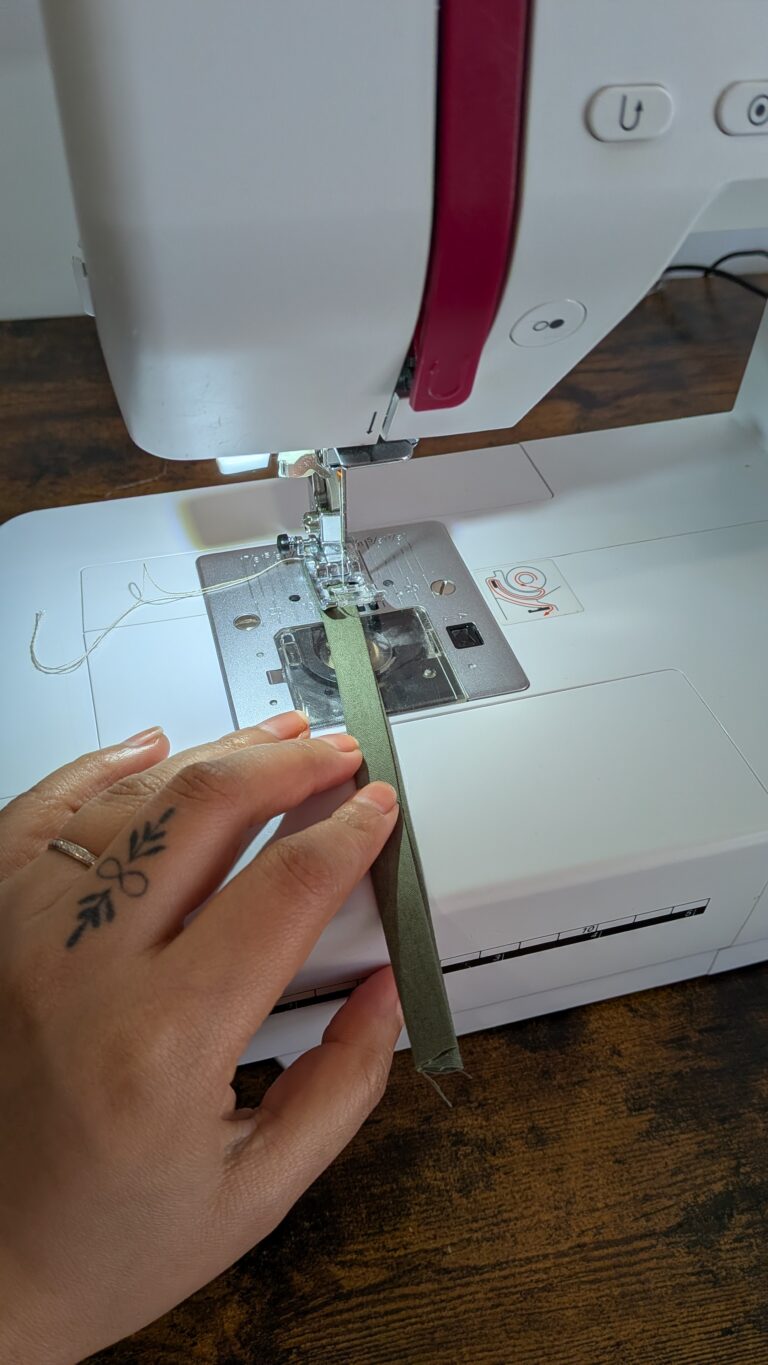 Chaussette de Noël DIY : tutoriel couture complet étape par étape (avec patron fait maison), Chaussette de Noël faite main, couture DIY, tissu coton à motif de Noël, doublure matelassée, décoration festive, revers plié, boucle d’accrochage, saruimagine, blog couture, blog, couture chaussette de Noël, création de Noël, Noël, fin Nöel, tuto, tuto nöel