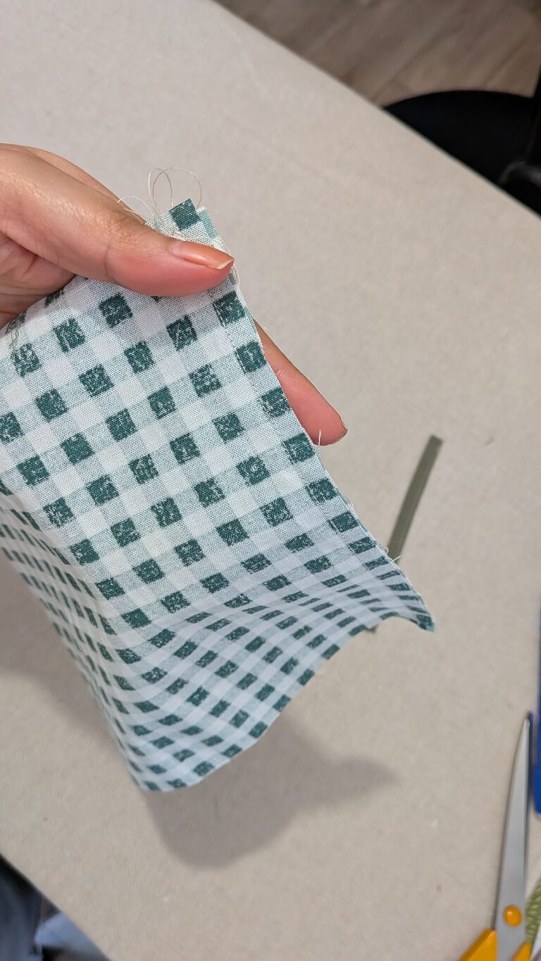 Chaussette de Noël DIY : tutoriel couture complet étape par étape (avec patron fait maison), Chaussette de Noël faite main, couture DIY, tissu coton à motif de Noël, doublure matelassée, décoration festive, revers plié, boucle d’accrochage, saruimagine, blog couture, blog, couture chaussette de Noël, création de Noël, Noël, fin Nöel, tuto, tuto nöel