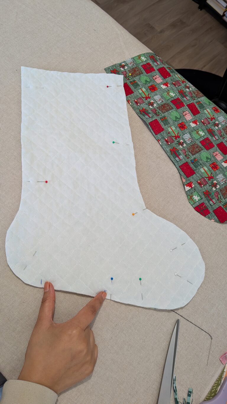Chaussette de Noël DIY : tutoriel couture complet étape par étape (avec patron fait maison), Chaussette de Noël faite main, couture DIY, tissu coton à motif de Noël, doublure matelassée, décoration festive, revers plié, boucle d’accrochage, saruimagine, blog couture, blog, couture chaussette de Noël, création de Noël, Noël, fin Nöel, tuto, tuto nöel