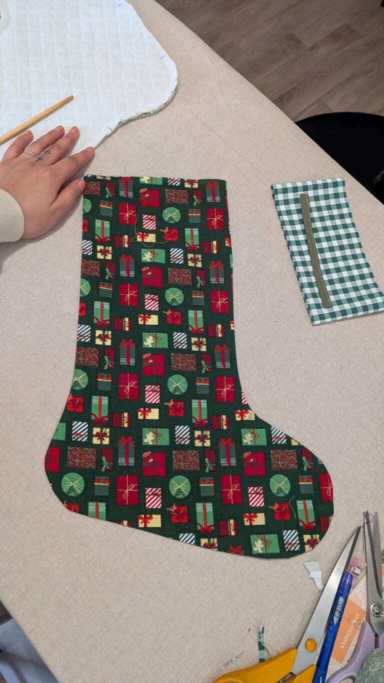 Chaussette de Noël DIY : tutoriel couture complet étape par étape (avec patron fait maison), Chaussette de Noël faite main, couture DIY, tissu coton à motif de Noël, doublure matelassée, décoration festive, revers plié, boucle d’accrochage, saruimagine, blog couture, blog, couture chaussette de Noël, création de Noël, Noël, fin Nöel, tuto, tuto nöel