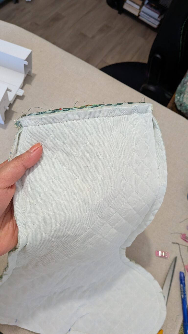 Chaussette de Noël DIY : tutoriel couture complet étape par étape (avec patron fait maison), Chaussette de Noël faite main, couture DIY, tissu coton à motif de Noël, doublure matelassée, décoration festive, revers plié, boucle d’accrochage, saruimagine, blog couture, blog, couture chaussette de Noël, création de Noël, Noël, fin Nöel, tuto, tuto nöel