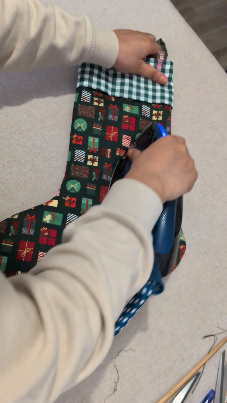 Chaussette de Noël DIY : tutoriel couture complet étape par étape (avec patron fait maison), Chaussette de Noël faite main, couture DIY, tissu coton à motif de Noël, doublure matelassée, décoration festive, revers plié, boucle d’accrochage, saruimagine, blog couture, blog, couture chaussette de Noël, création de Noël, Noël, fin Nöel, tuto, tuto nöel