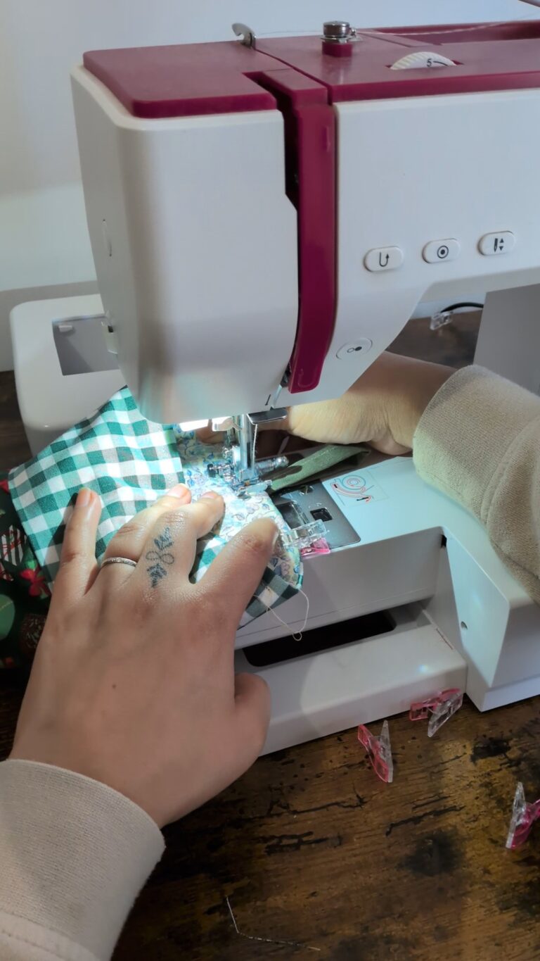 Chaussette de Noël DIY : tutoriel couture complet étape par étape (avec patron fait maison), Chaussette de Noël faite main, couture DIY, tissu coton à motif de Noël, doublure matelassée, décoration festive, revers plié, boucle d’accrochage, saruimagine, blog couture, blog, couture chaussette de Noël, création de Noël, Noël, fin Nöel, tuto, tuto nöel